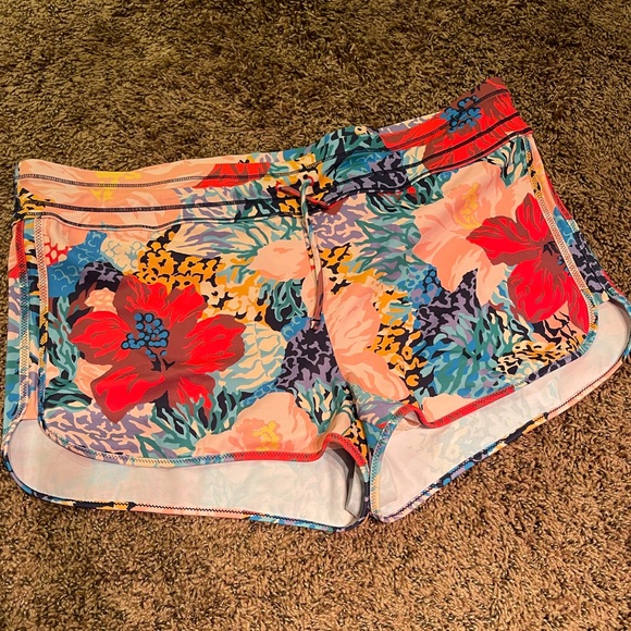 NWOT Athleta Surge Printed Short Extra Large XL Blue/Red/Coral - Picture 6 of 10